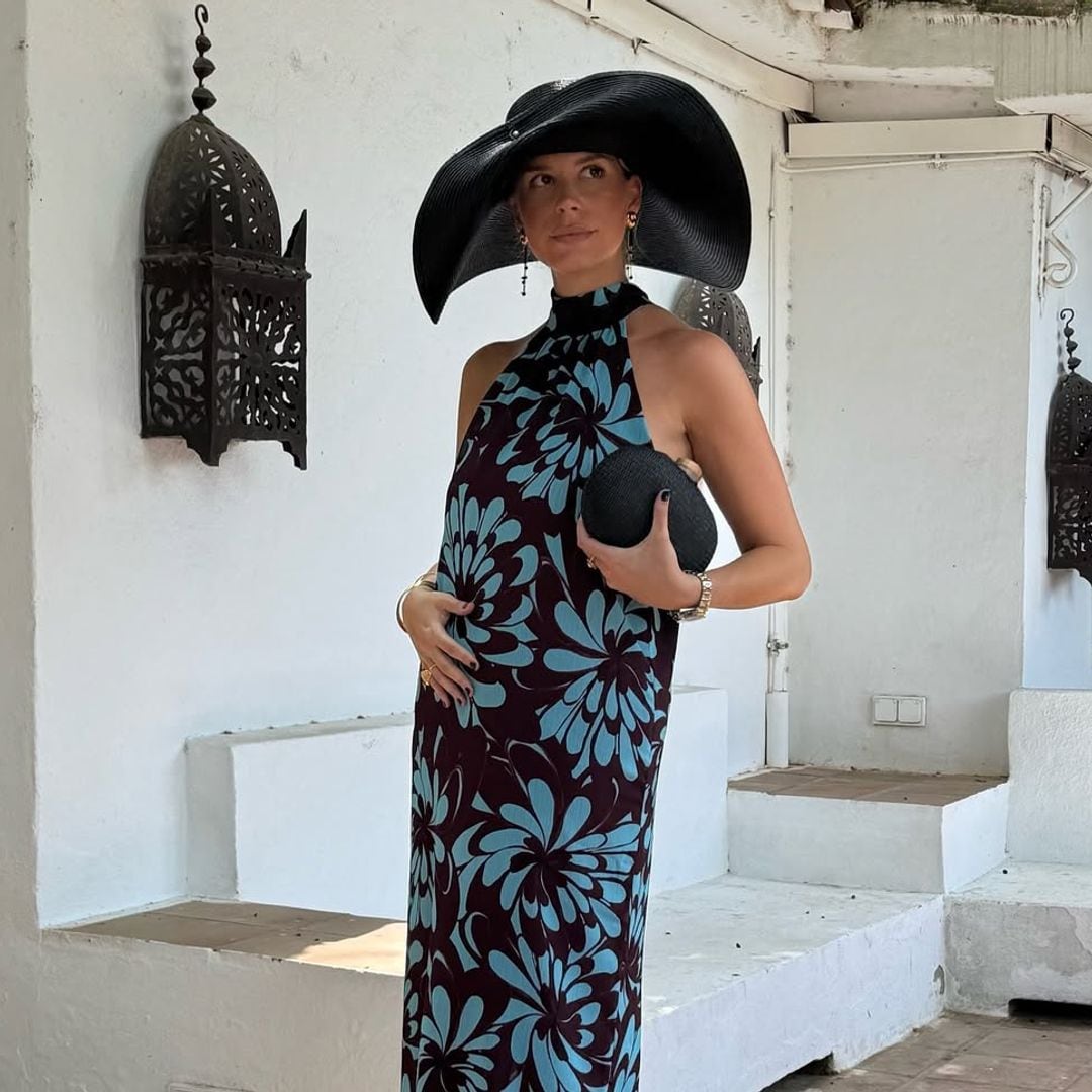 La invitada embarazada que se ha hecho viral con un vestido estampado y pamela XL en una boda en Marbella