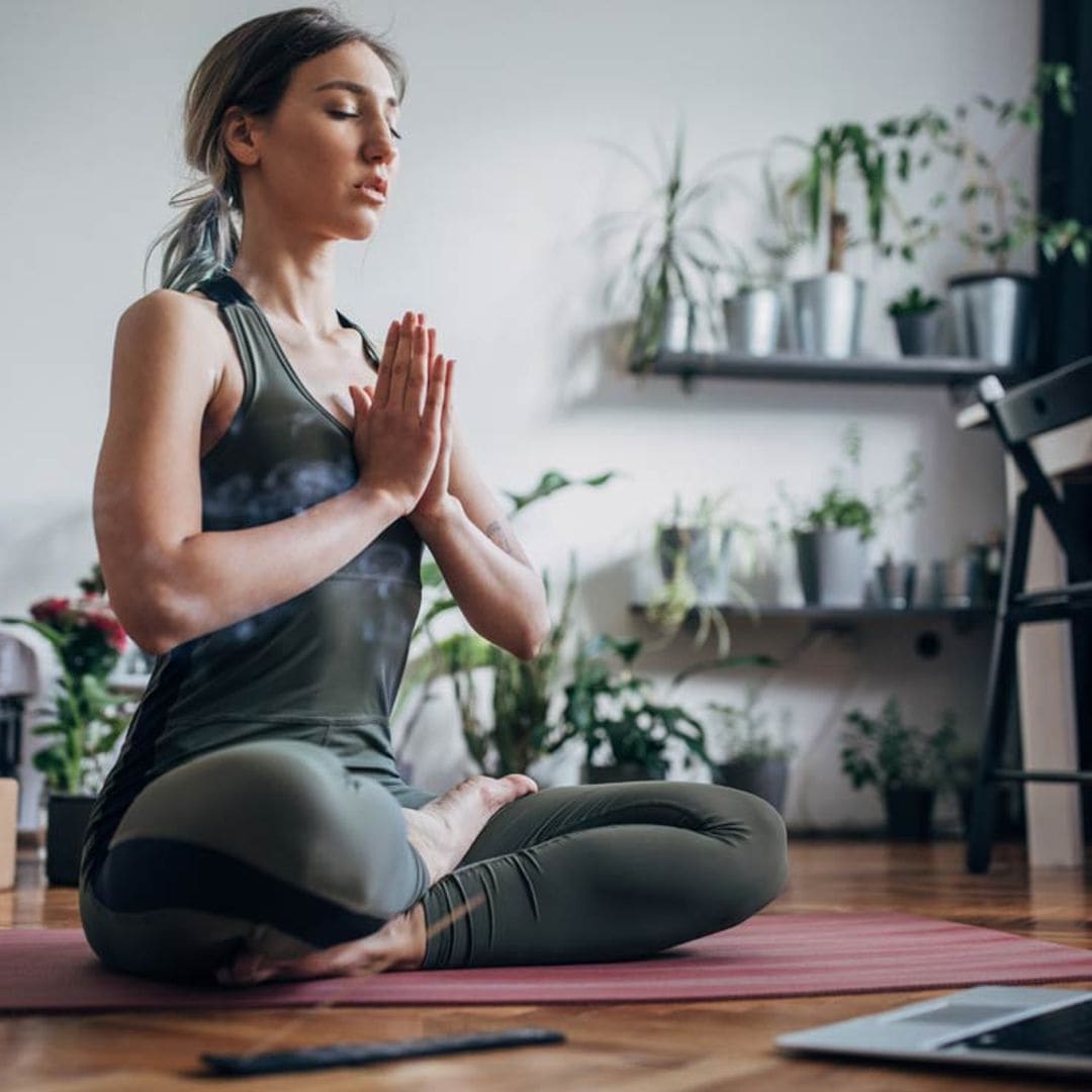4 posturas de yoga que alivian la ansiedad en pocos minutos, según la ciencia