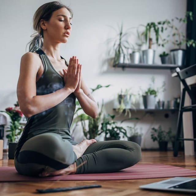 chica haciendo yoga