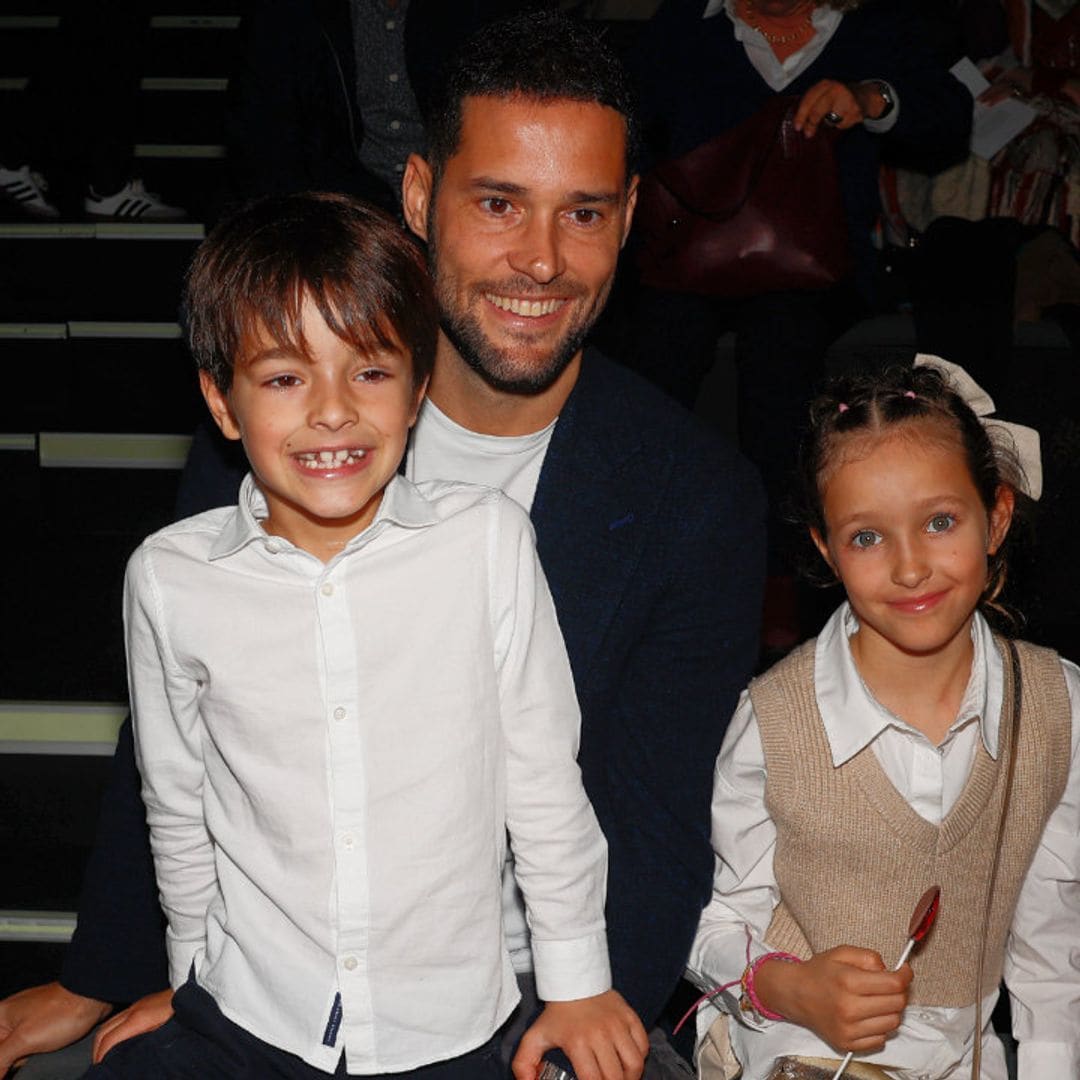 Los hijos de Malena Costa y Mario Suárez ven desfilar a su madre por primera vez ¡y le roban el protagonismo!