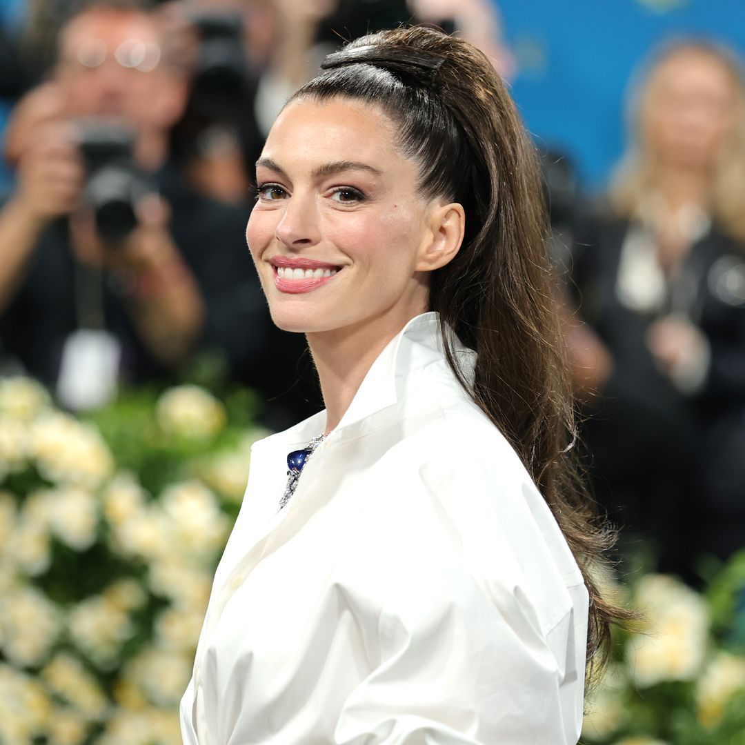 Así es como puedes conseguir el maquillaje insignia de Anne Hathaway