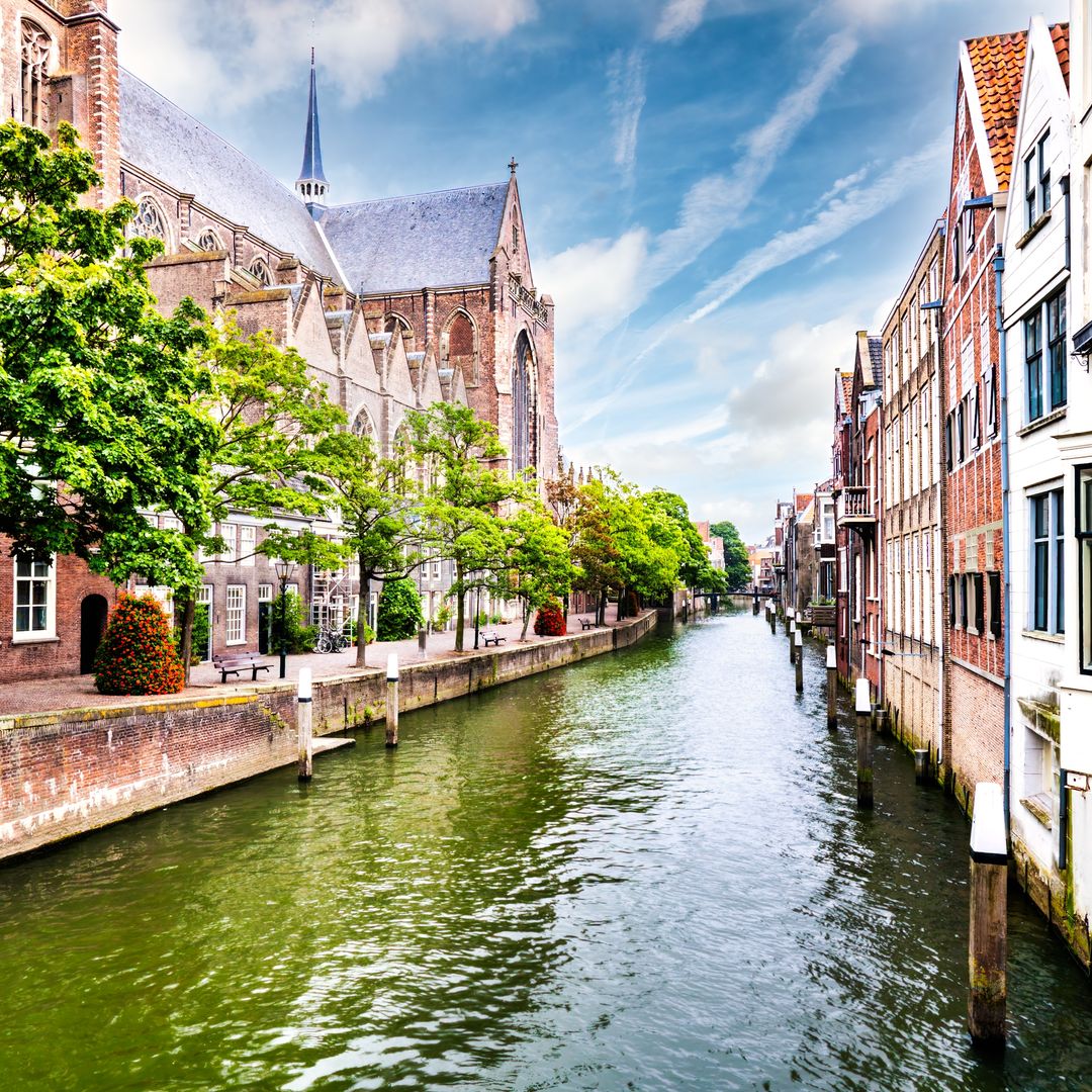 Iglesia de Nuestra Señora en la calle Pottenkade y edificios históricos bordean un canal, en el centro antiguo de Dordrecht, Países Bajos