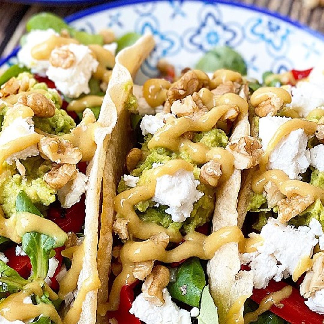 Tacos vegetarianos con nueces y queso feta