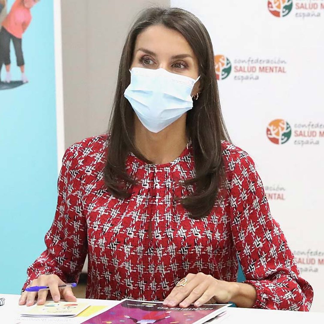 Doña Letizia recupera los pantalones de efecto 'fit' con los que no necesita llevar tacones