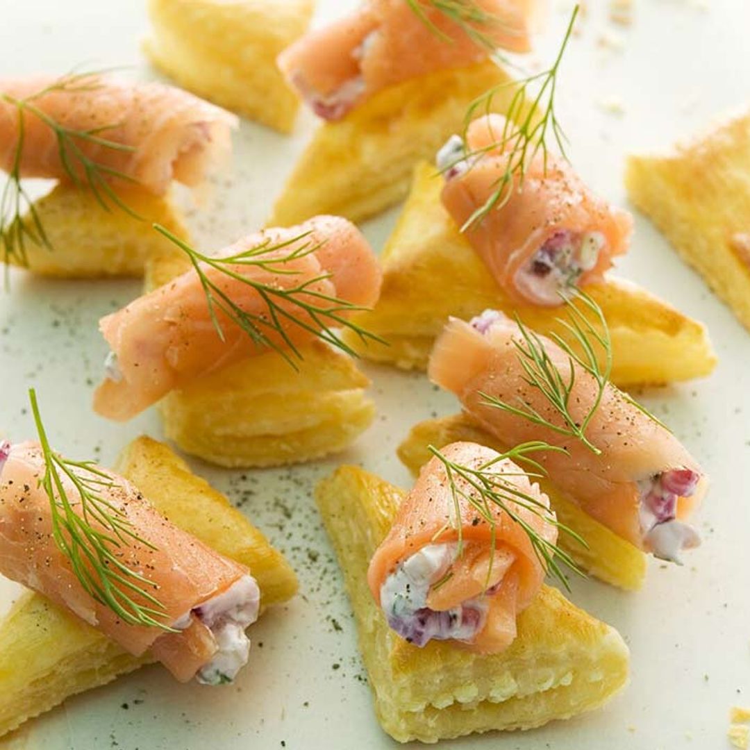 Aperitivo de rollitos de salmón y queso