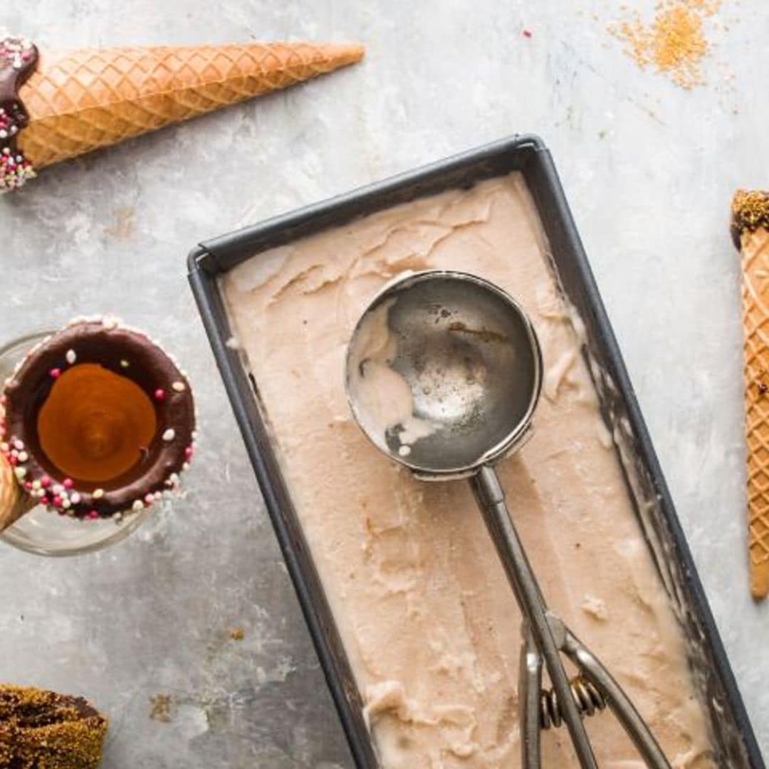 Helado de plátano con cucuruchos de chocolate