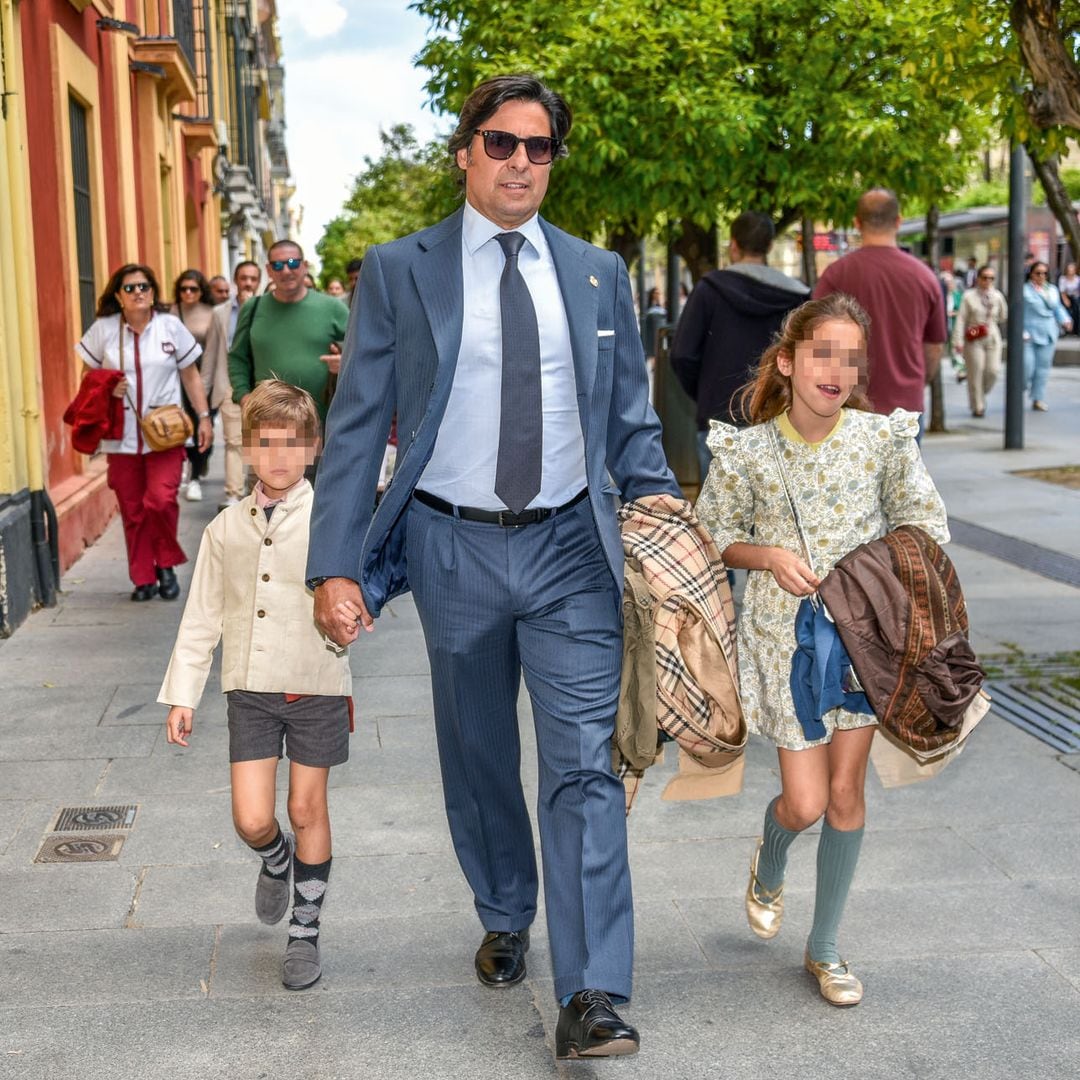 Francisco paseando con sus dos hijos en Semana Santa