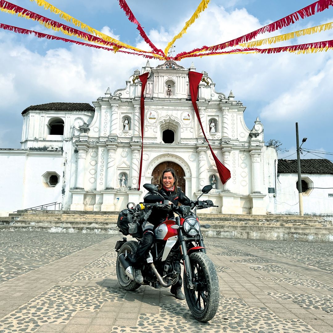 La única mujer que ha dado la vuelta al mundo en moto nos cuenta su viaje más impactante