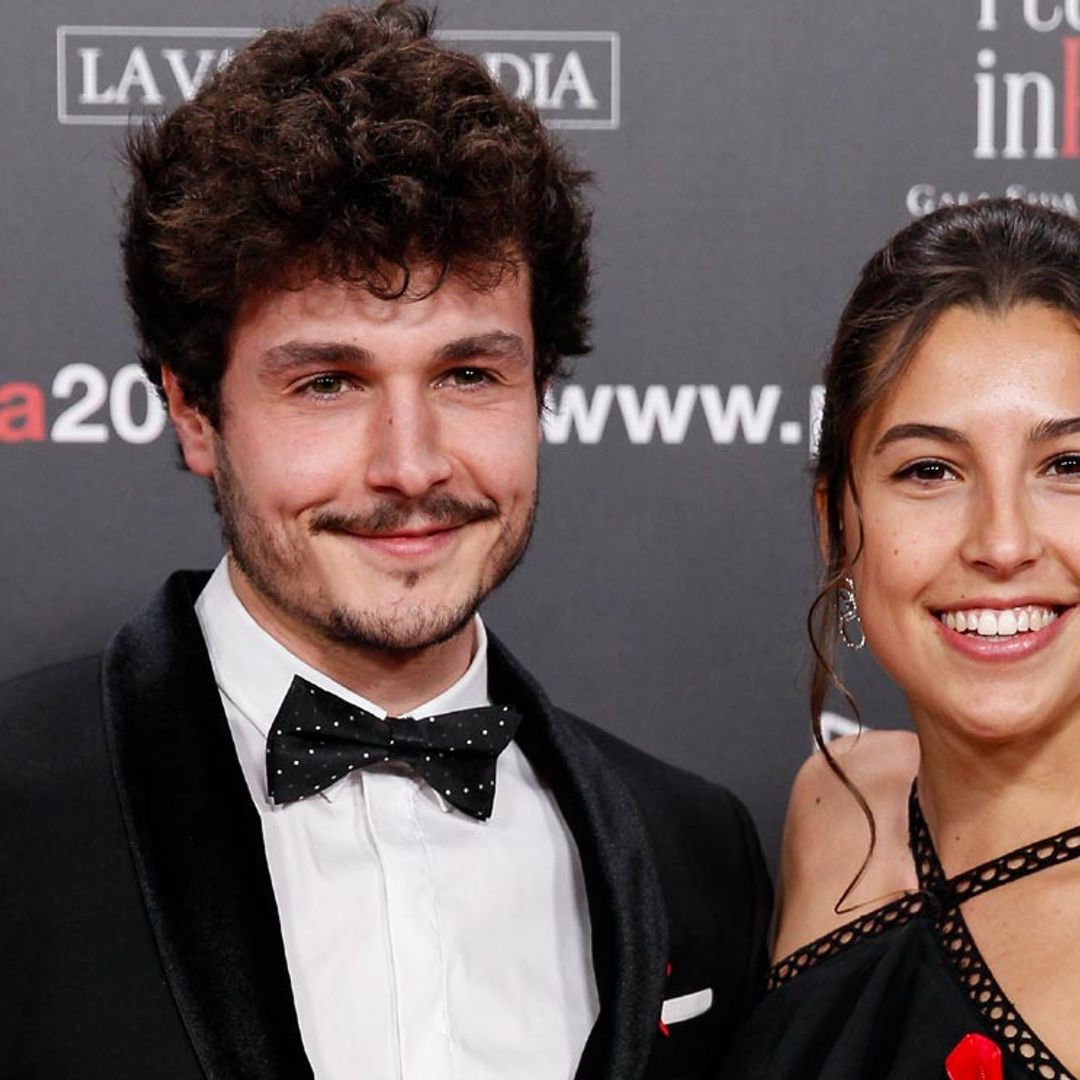 Miki Núñez confirma su relación con la cantante Sara Roy sobre la alfombra roja