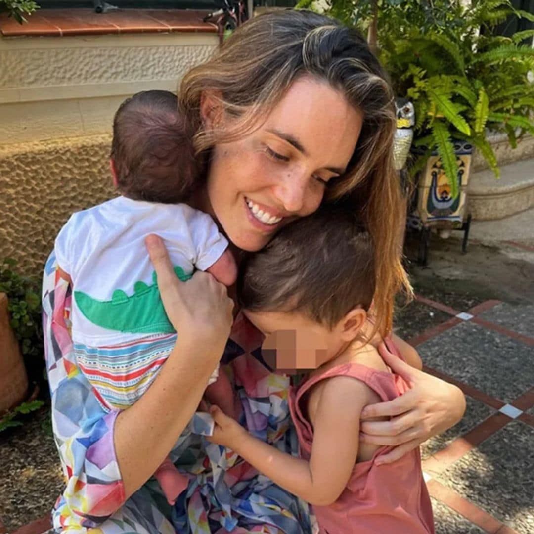 Primeras imágenes de Ona Carbonell con su recién nacido en brazos: "En casita muy felices"