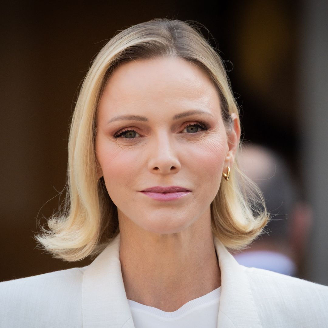 La explicación psicológica a por qué Charlene de Mónaco y otras 'royals' visten tanto con traje blanco: "Consiguen un equilibrio entre autoridad y cercanía"