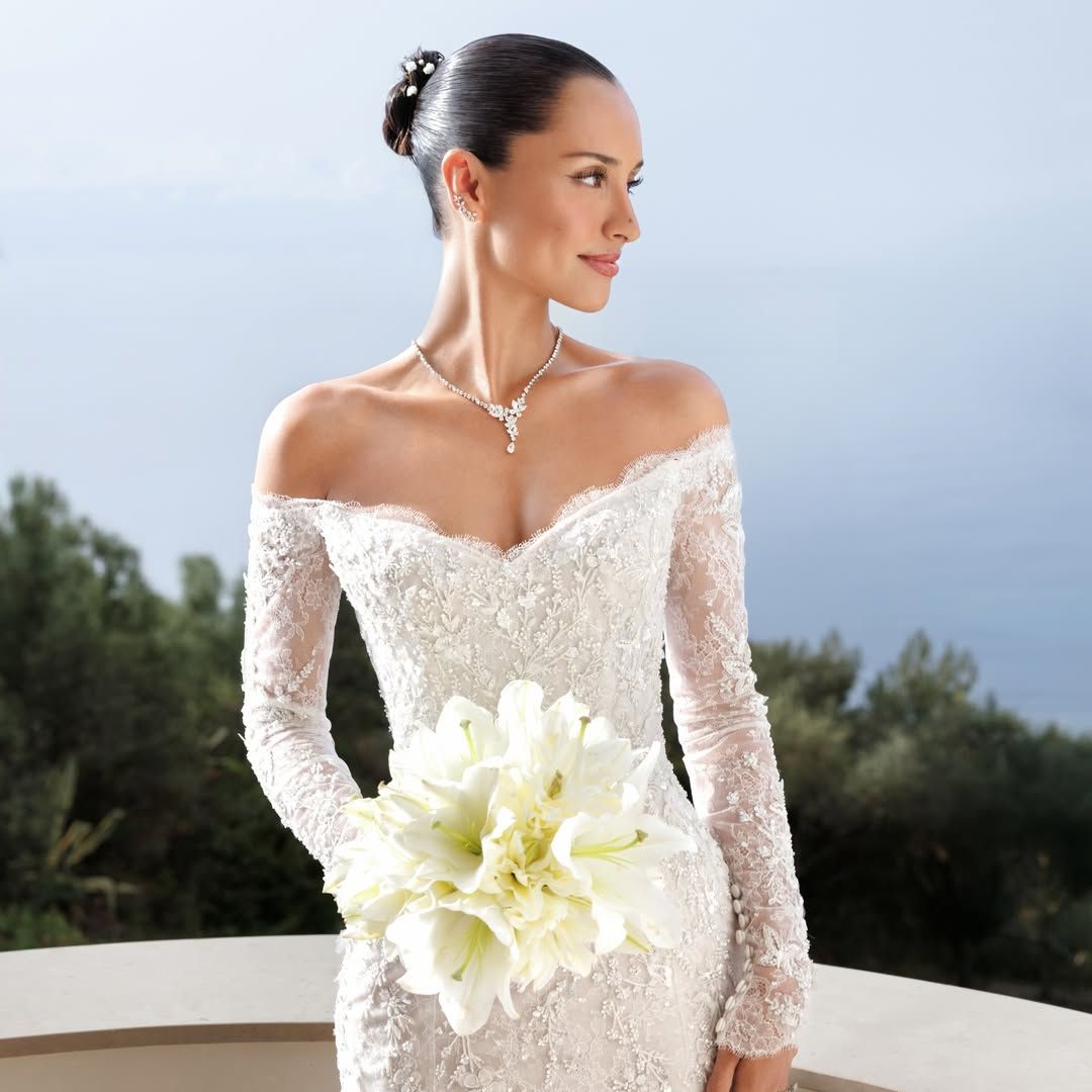 Alexandra Saint Mleux, una novia con vestido de encaje y bordados florales a lo Grace Kelly para su boda con Charles Leclerc en Mónaco