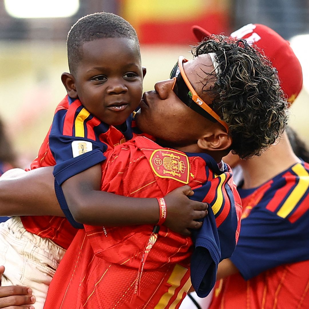 Lamine Yamal celebra el triunfo de España en el Mundial con su hermano pequeño Keyne: las fotos más tiernas
