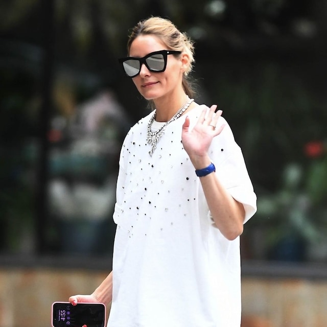 La modelo e influencer de moda Olivia Palermo luce una camiseta blanca cuadrada combinada con una falda gris esponjosa mientras va de compras por Nueva York.