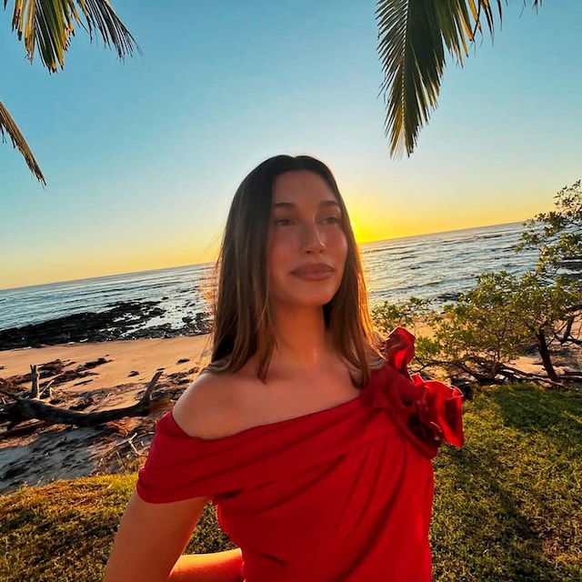 Hailey Bieber en una boda en Costa Rica