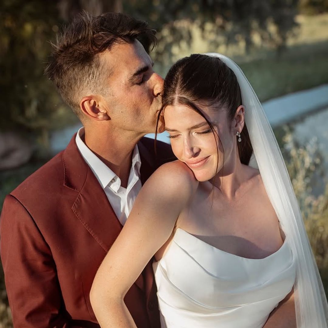 La boda del actor Israel Rodríguez con Teresa Bredenberg: del vestido de novia al perro que llevó los anillos, con Melani Olivares como testigo