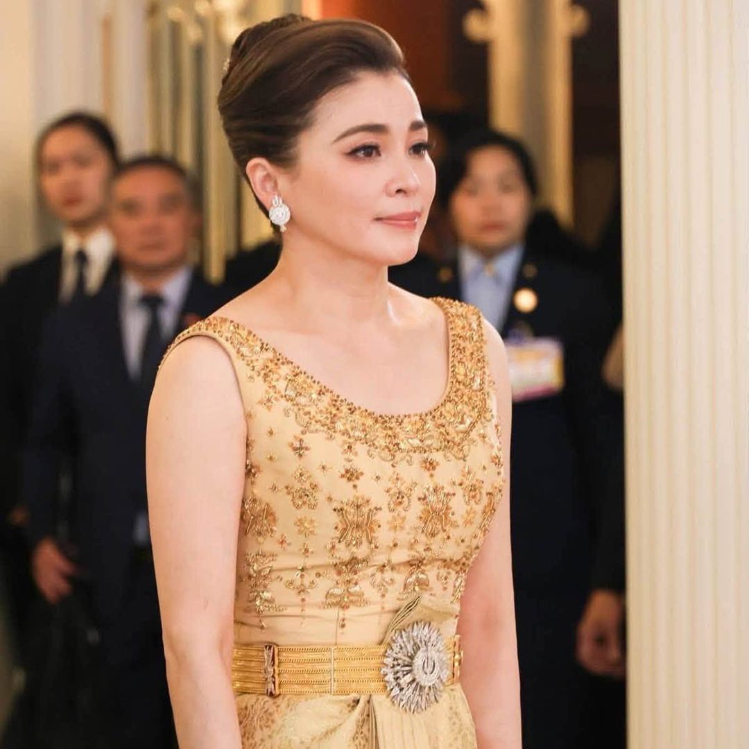 Suthida de Tailandia convierte una noche de gala en Vietnam en un homenaje a la reina Madre: la impresionante joya que guarda más de un siglo de historia
