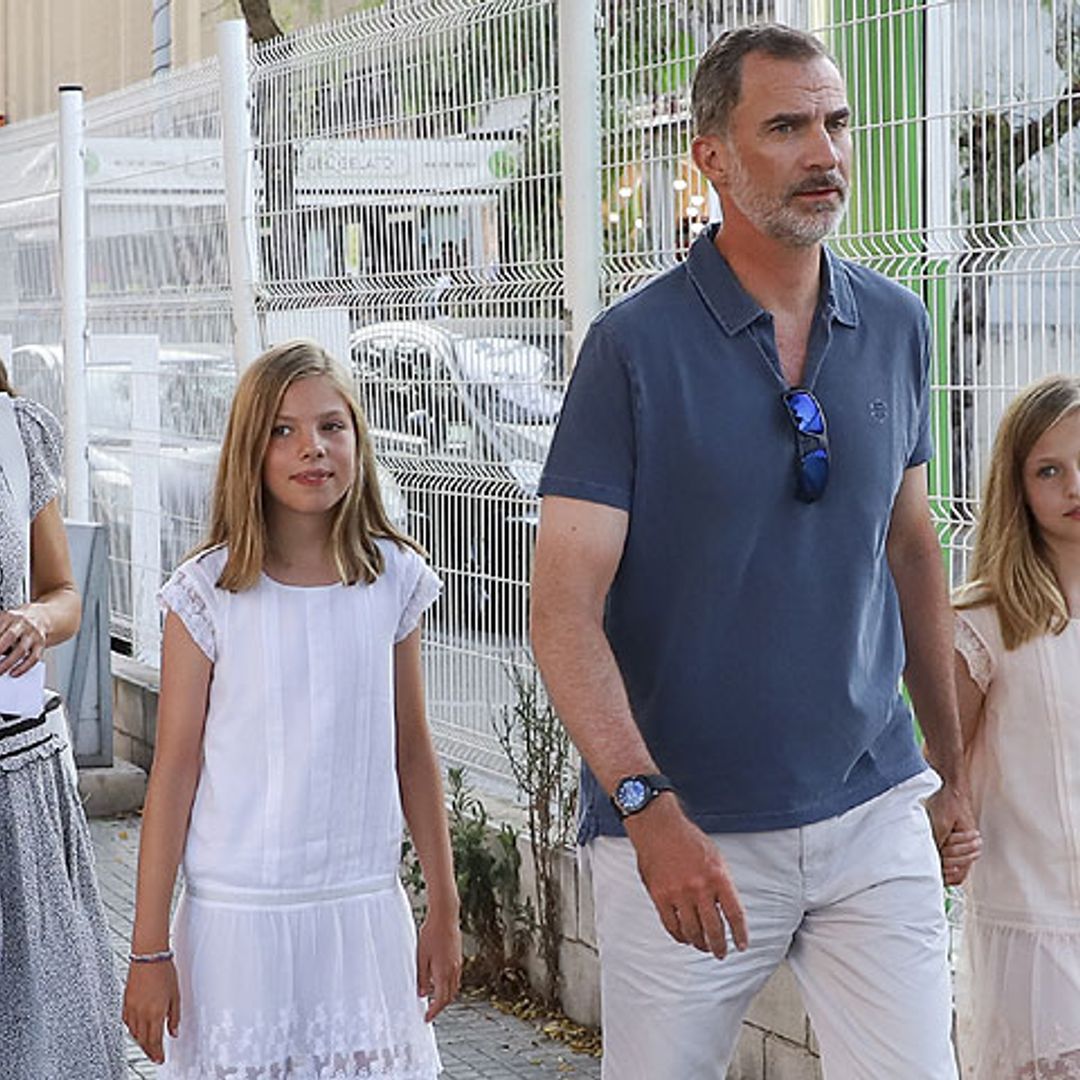 PRIMICIA en ¡HOLA!: Los Reyes y sus hijas fueron al cine en Palma... ¿qué película vieron?