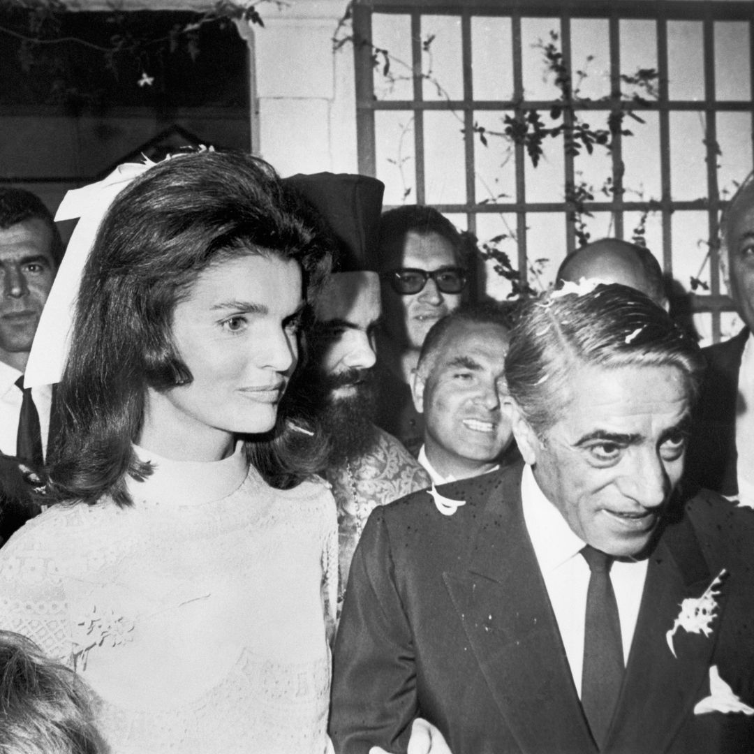Jackie Kennedy y la boda que dividió a Estados Unidos: un vestido corto que ya había llevado, un novio 23 años mayor que ella y una isla privada