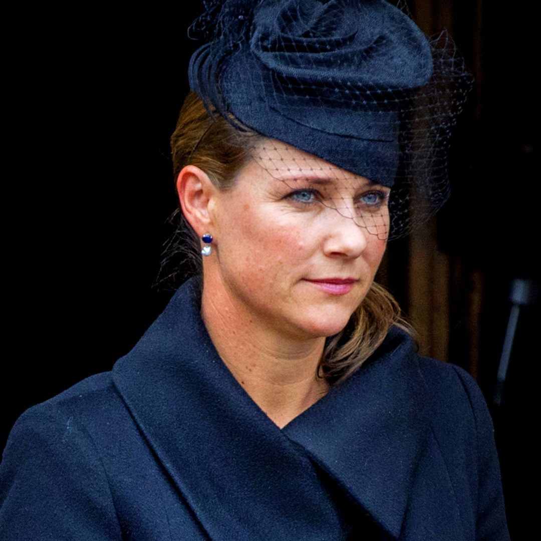 Marta Luisa de Noruega, arropada en todo momento por sus 3 hijas, evita el foco y llora en privado la muerte de su padre desde Palacio