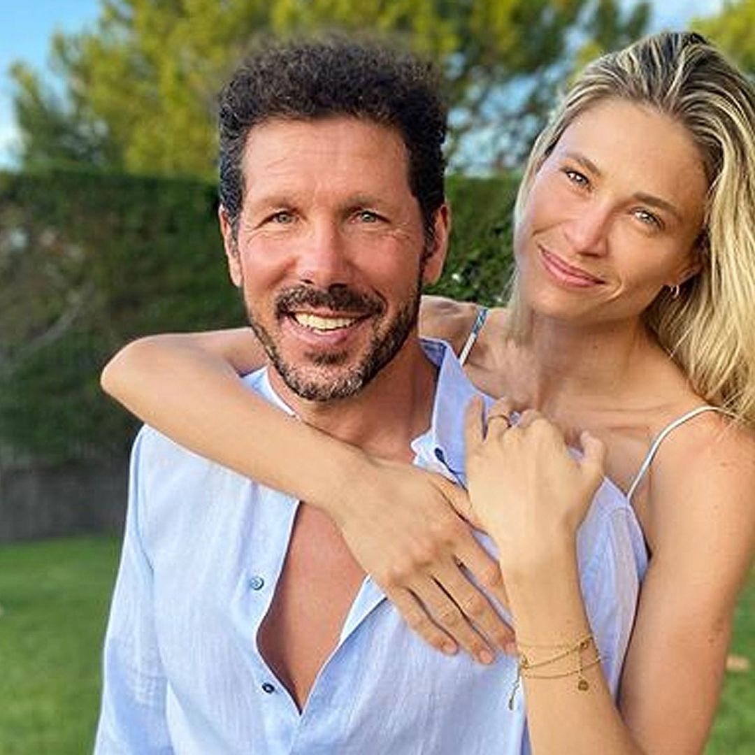 Carla Pereyra y Simeone dan la bienvenida al 'casi verano' con un espectacular posado familiar
