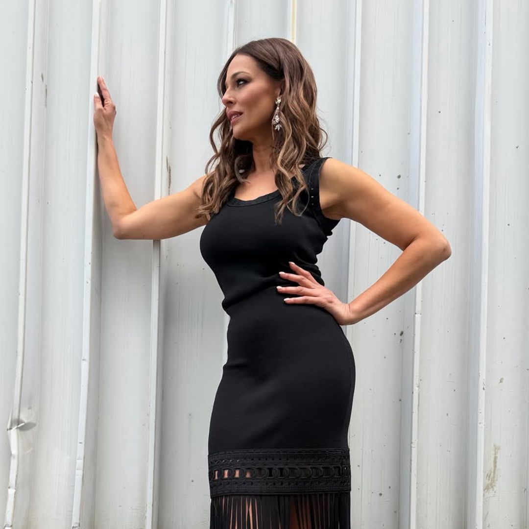 Eva González confirma que el vestido negro más elegante no es minimalista: lleva flecos, brillo y unos zapatos Cenicienta