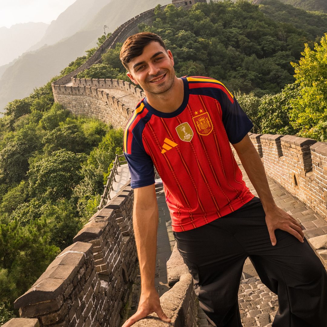 Pedri, héroe del Mundial y fenómeno de masas en China: fotos, autógrafos y locura colectiva en su viaje familiar