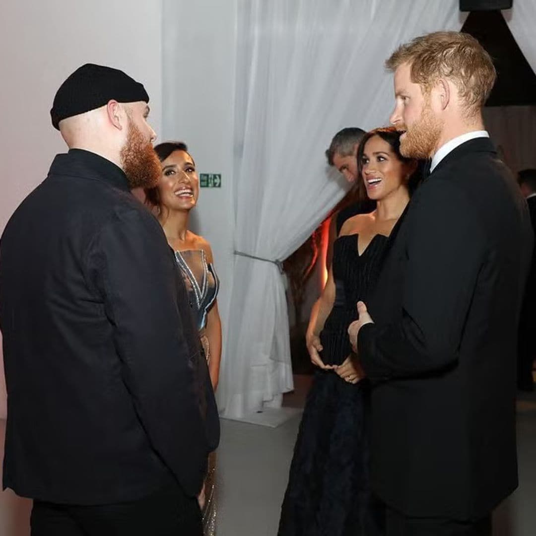 Meghan Markle y el príncipe Harry junto al cantante Tom Walker (2018)
