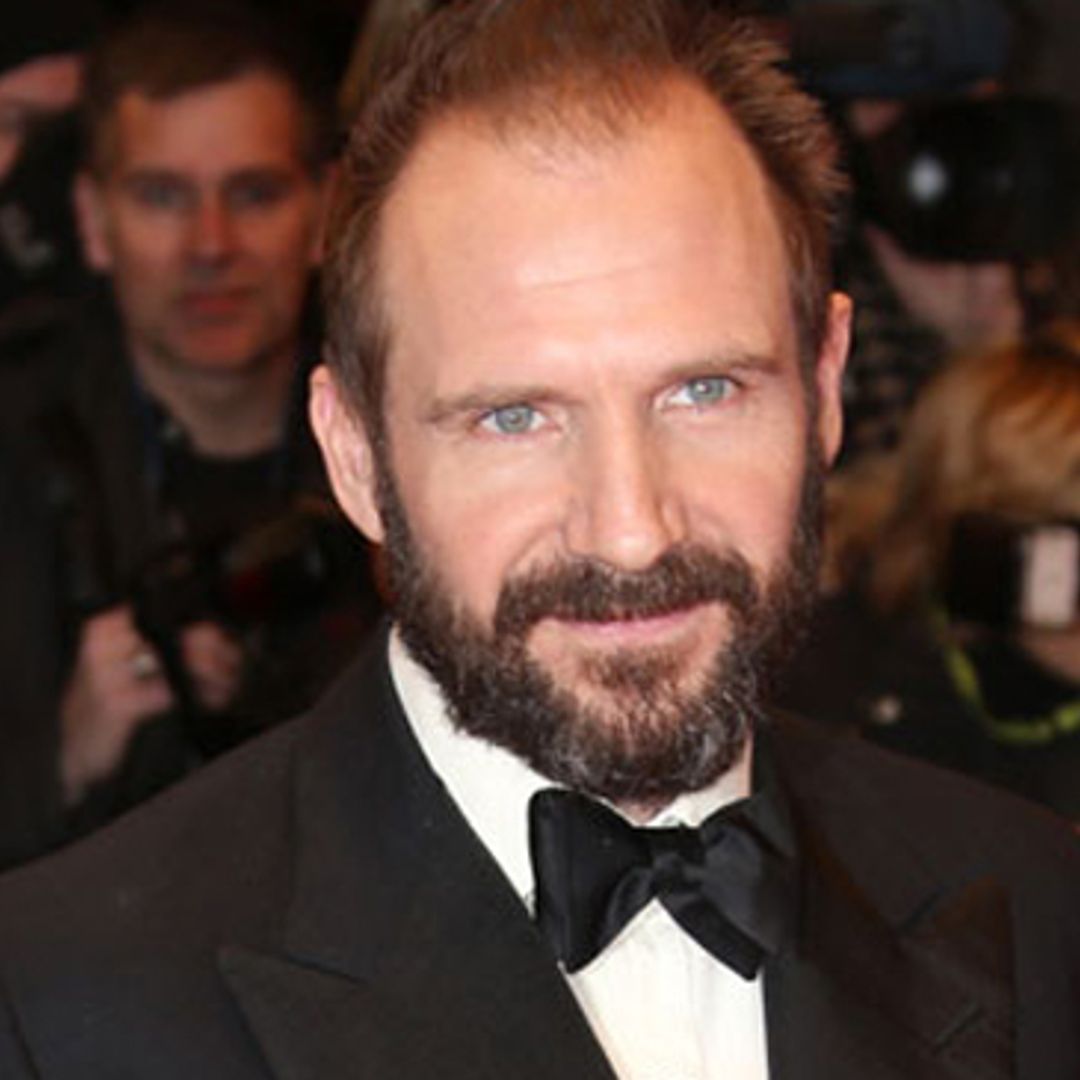 El actor Ralph Fiennes cambia la alfombra roja por el Camino de Santiago