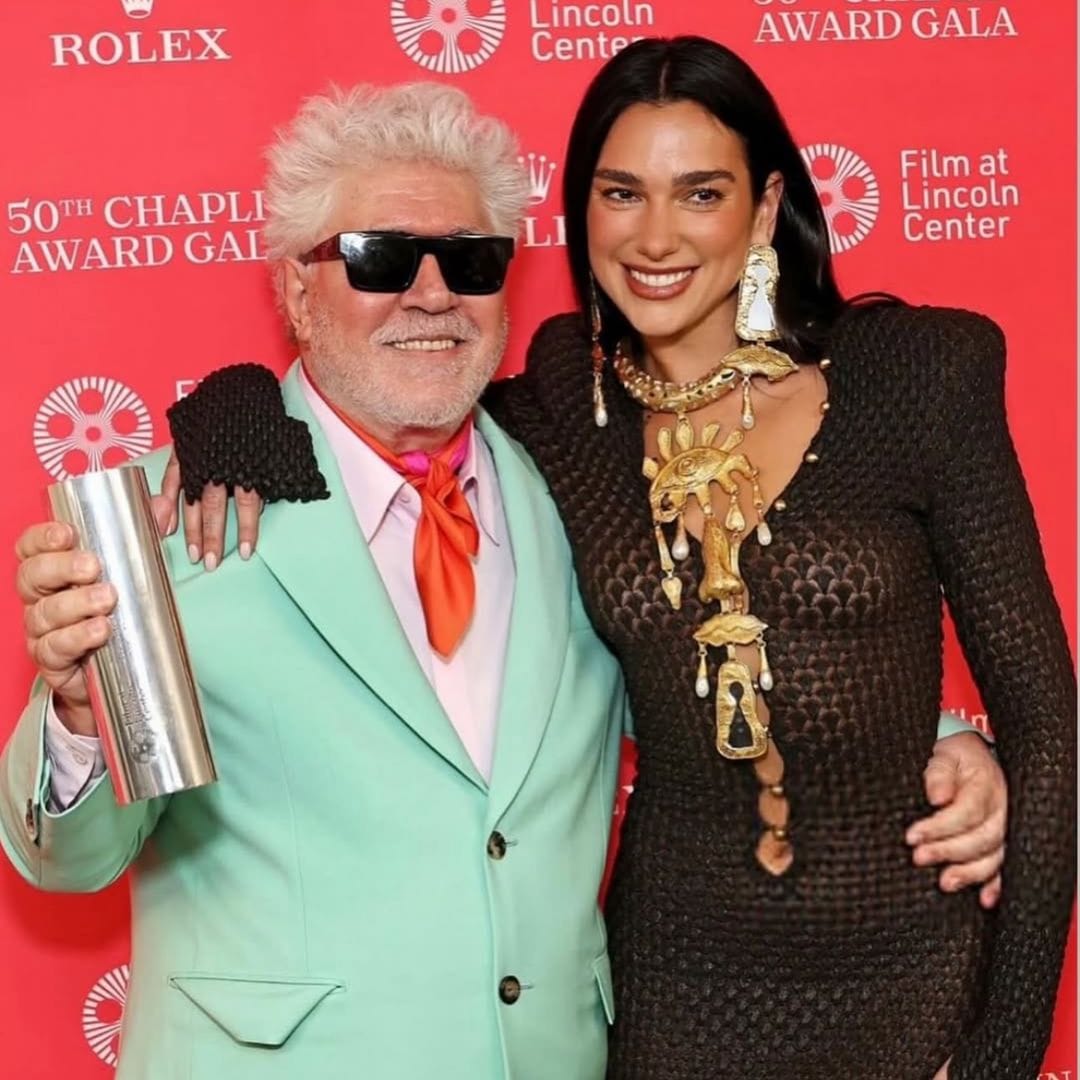 Dua Lipa celebrando con Pedro Almodóvar