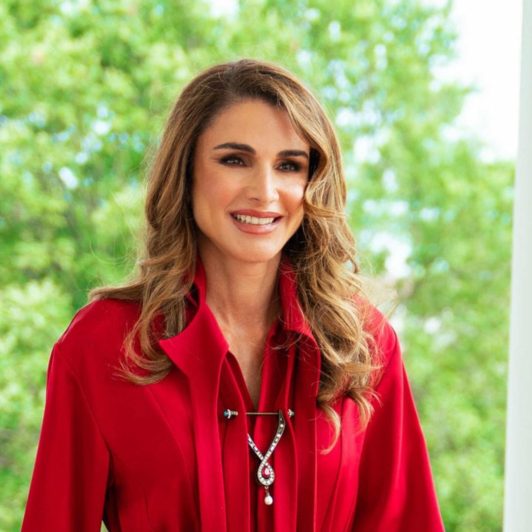 La reina Rania viste de rojo español para tomar el té con Jill Biden en la Casa Blanca