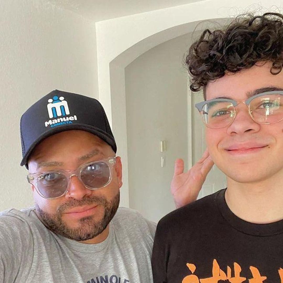Nacho Mendoza acompaña a su hijo mayor a hacerse sus primeras perforaciones