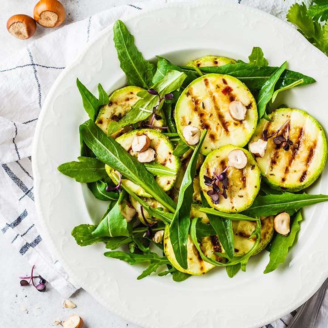 Ensalada de rúcula, calabacín a la parrilla y avellanas