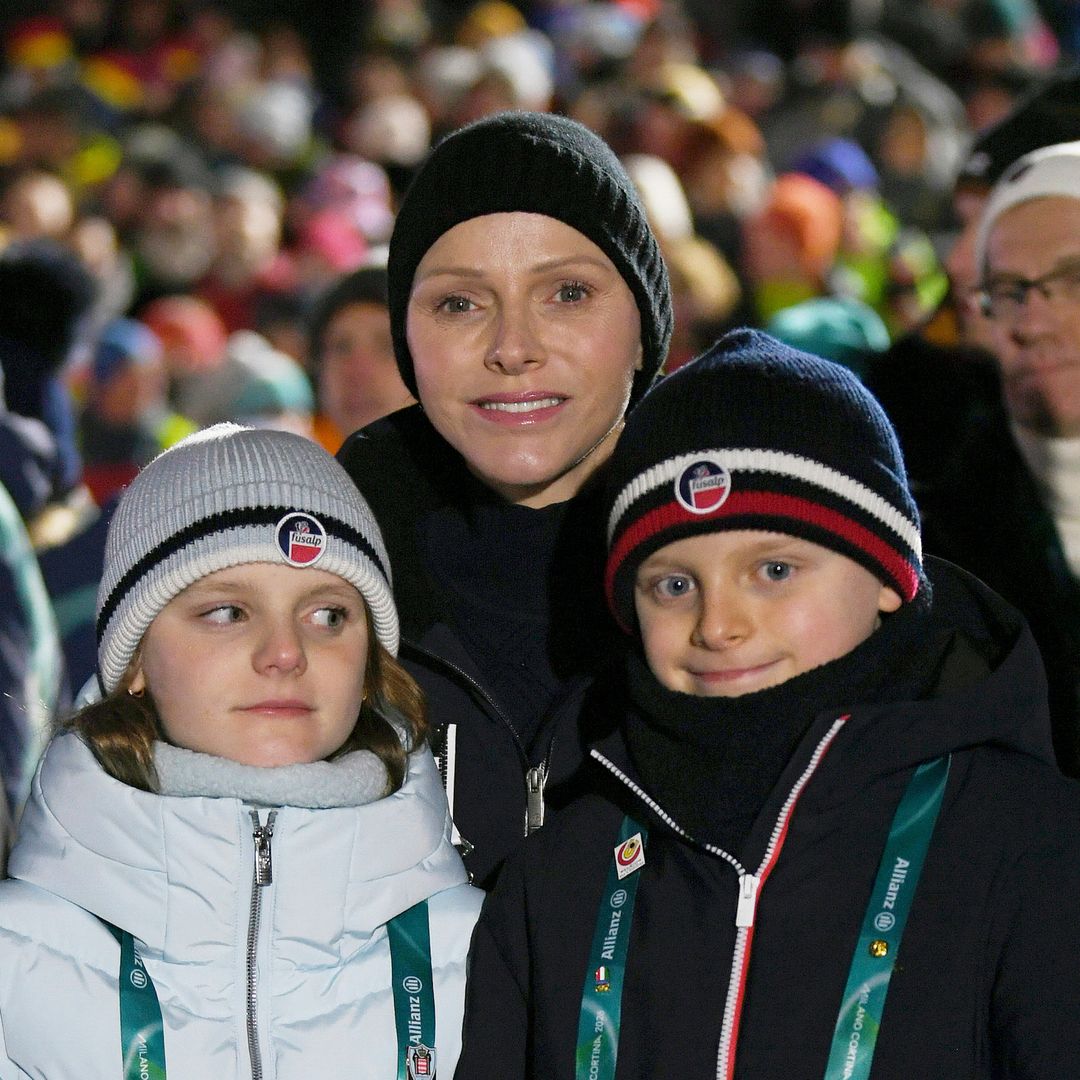 Jacques y Gabriella de Mónaco, mimetizados con su madre, la princesa Charlene, en los Juegos Olímpicos de invierno