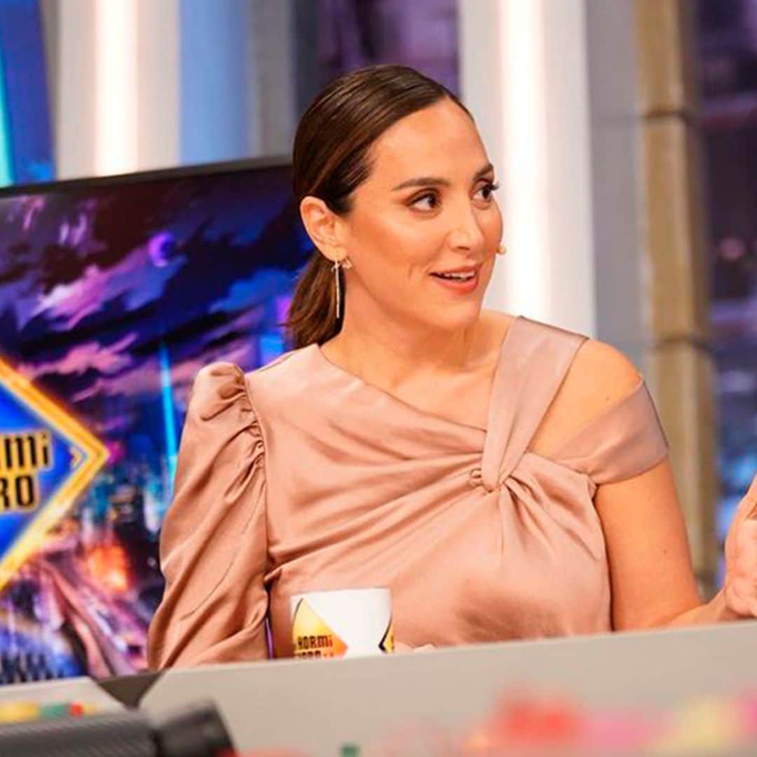 La blusa satinada de Tamara Falcó transformará tus looks de pantalón negro o vaqueros