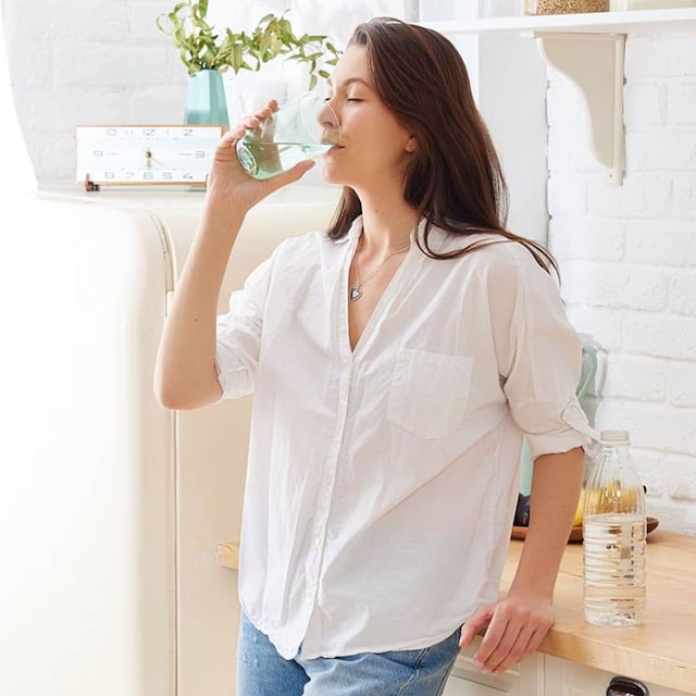 mujer bebe agua