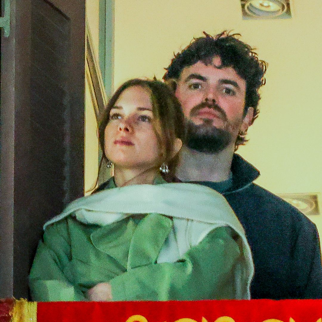 Stella Banderas y su marido continúan en Málaga su luna de miel: besos y procesiones con una inesperada amiga