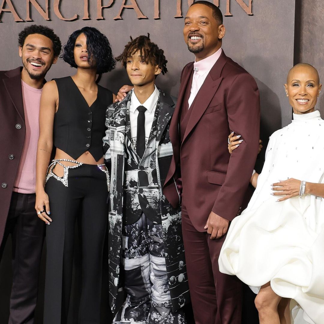Ocho meses después de su incidente en los Oscar, Will Smith reaparece en una alfombra roja con toda su familia