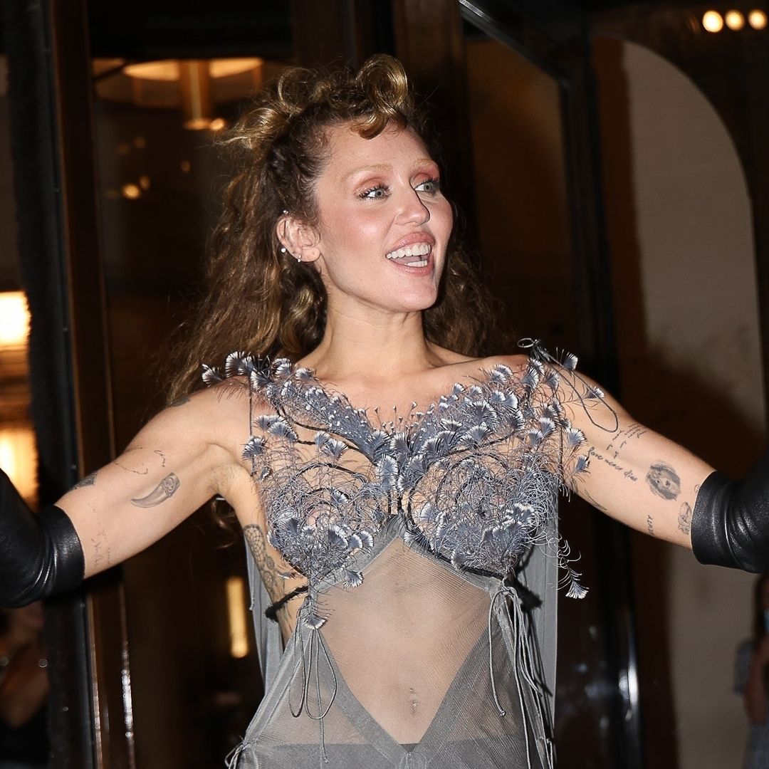 Miley Cyrus y Bella Hadid, unidas por un vestido semitransparente de Alta Costura con 20 años de historia