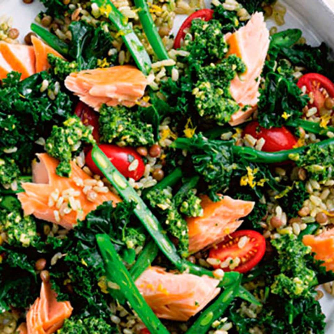 Ensalada de arroz, lentejas y salmón con pesto de kale