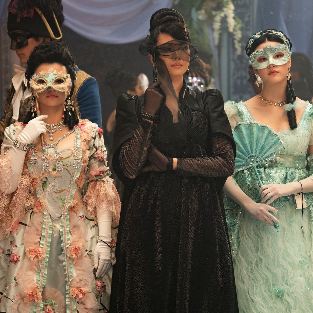Michelle Mao como Rosamund Li, Katie Leung como Lady Araminta Gun, Isabella Wei como Posy Li en el episodio 401 de Los Bridgerton.