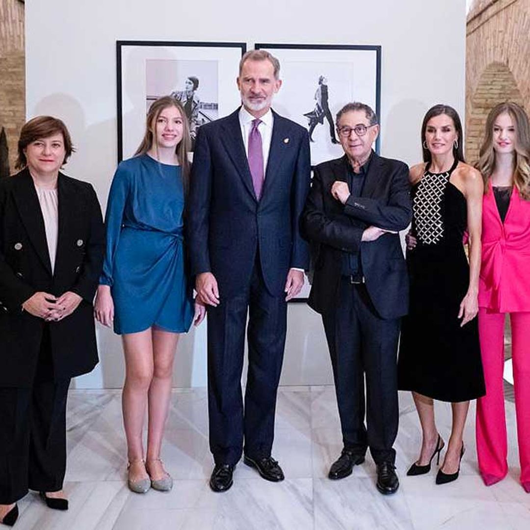 Las imágenes del cariñoso encuentro de los Reyes y sus hijas con Roberto Verino