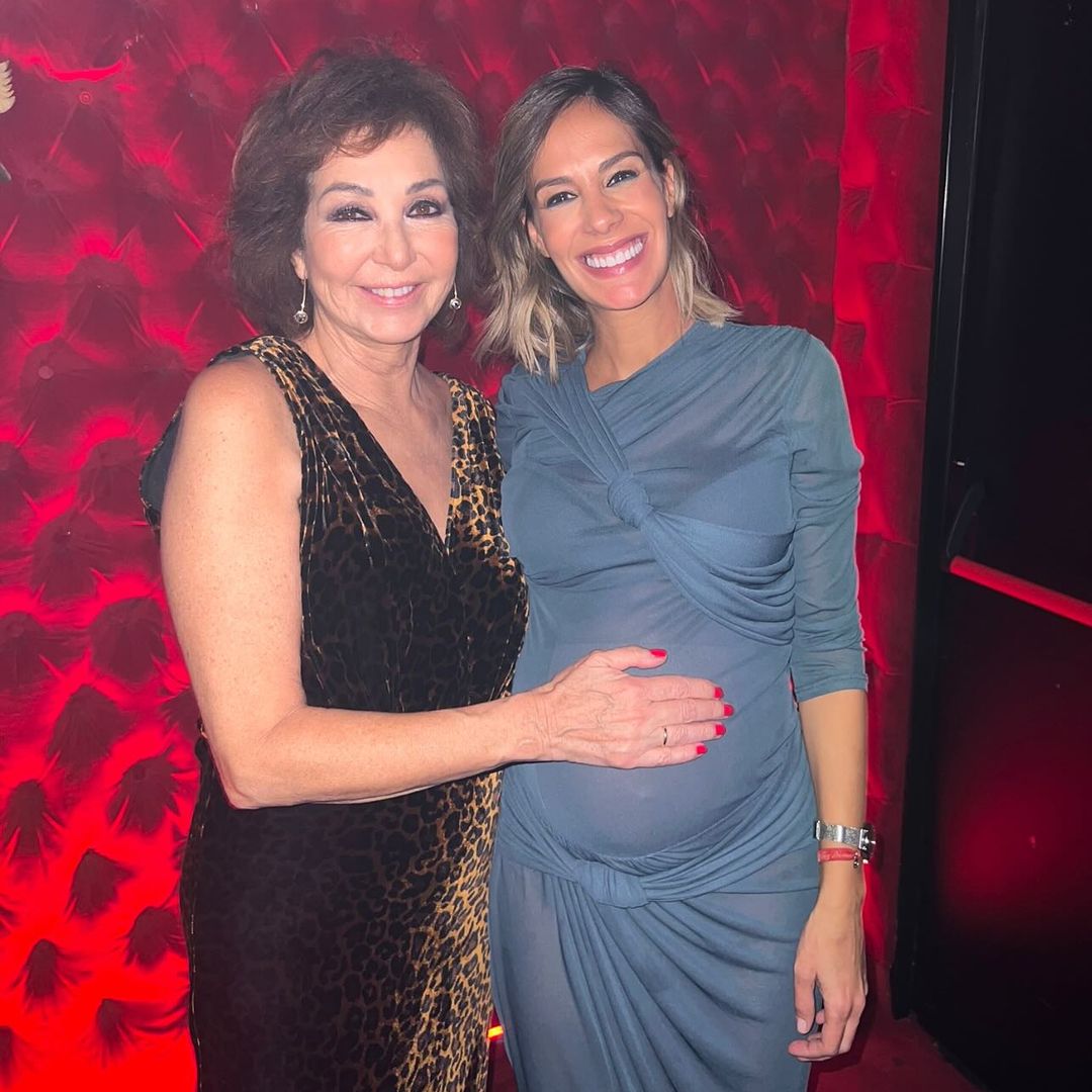 María Miñana, madre por segunda vez: las primeras fotos de su bebé y la reacción de sus compañeros de Telecinco