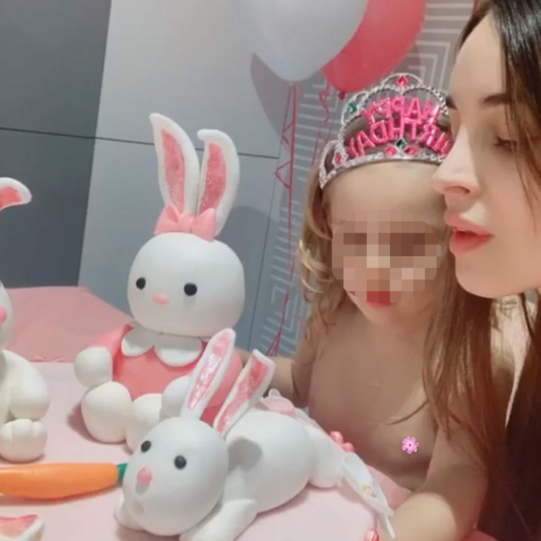 Globos, dos tartas, una princesa.... La fiesta de cumpleaños de Alexia, la hija de Lorena Van Heerde
