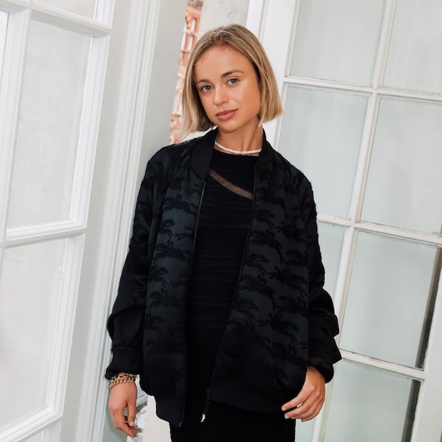 Plano medio de Amelia Windsor con total look negro de Longchamp