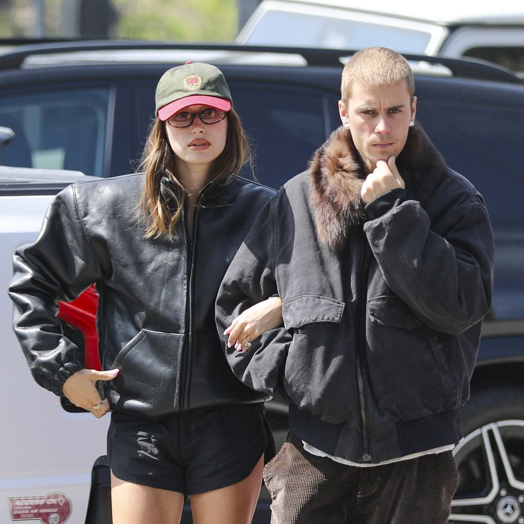 Así se usan los mocasines en 2025 según Hailey Bieber