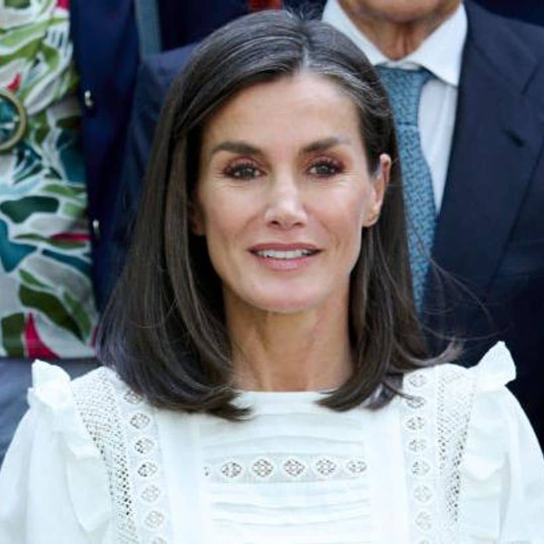 La reina Letizia luce su top veraniego favorito con tenis blancos