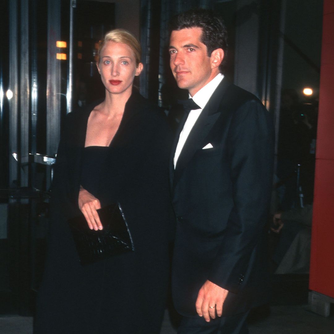 El último secreto de Carolyn Bessette fue este vestido que nunca llegó a la boda de Rory Kennedy la noche de su accidente