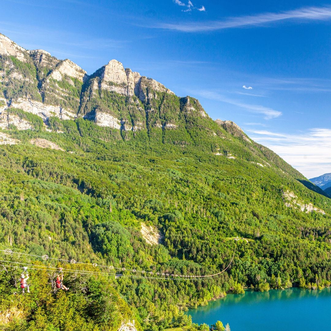 Tirolina sobre el Embalse de Búbal, Valle de Tena, Huesca, España