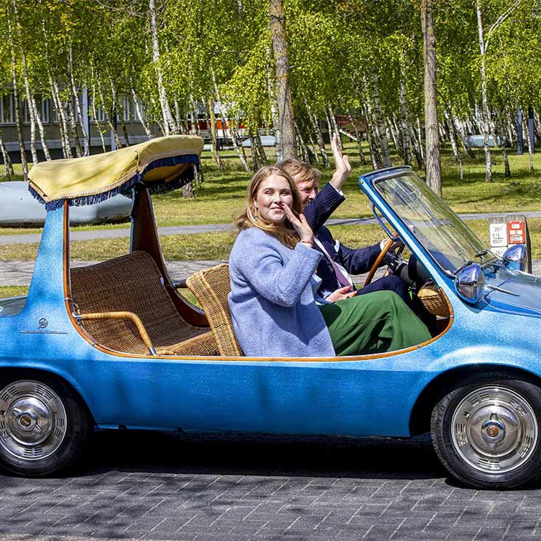 Guillermo y Amalia de Holanda viajan a los años 70 gracias a su descapotable